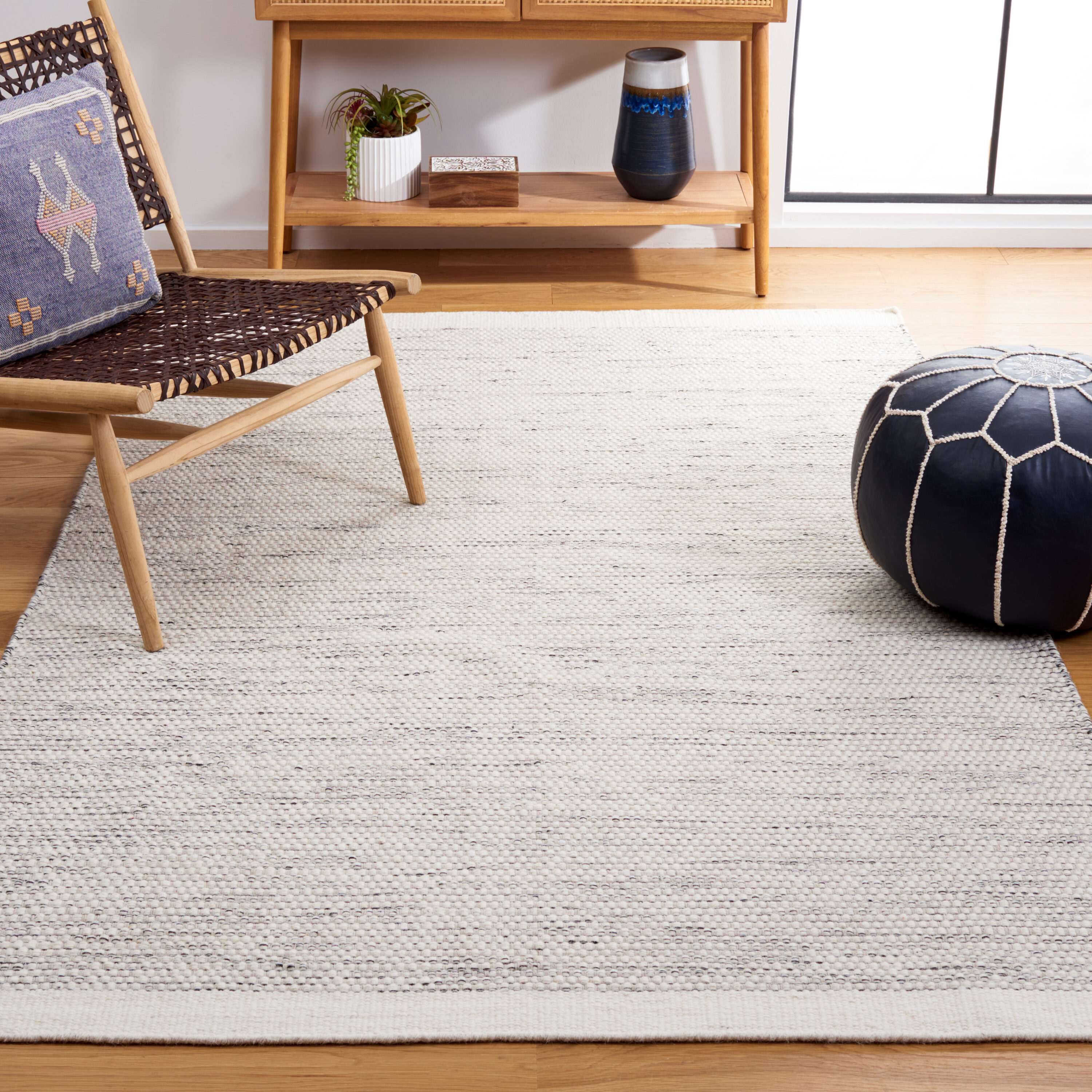  Vermont 807 Ivory/Black Solid / Tonal 4ft x 6ft Small Rectangle Rug