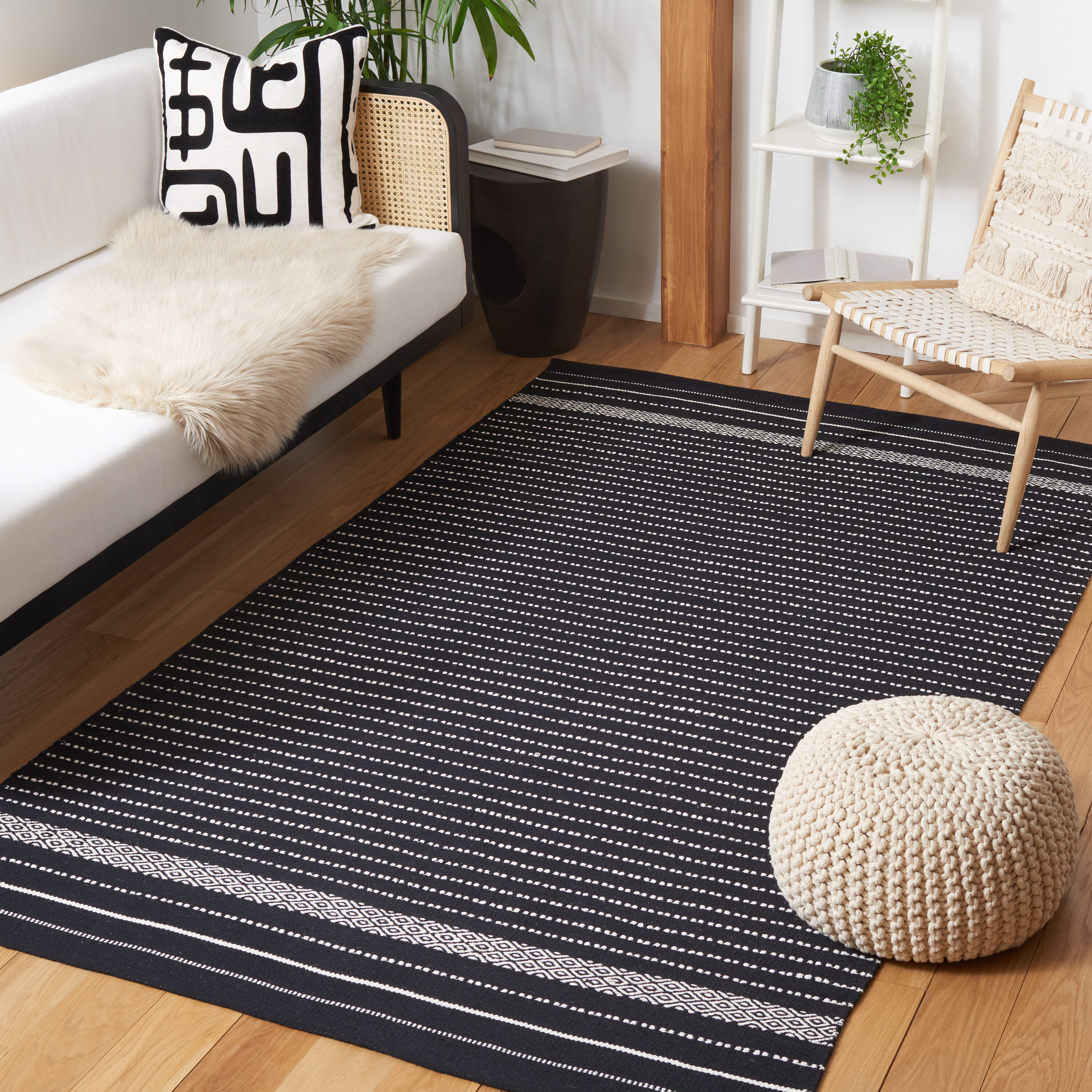  Kilim 706 Black/Ivory Bohemian 4Ft x 6Ft Small Rectangle Rug