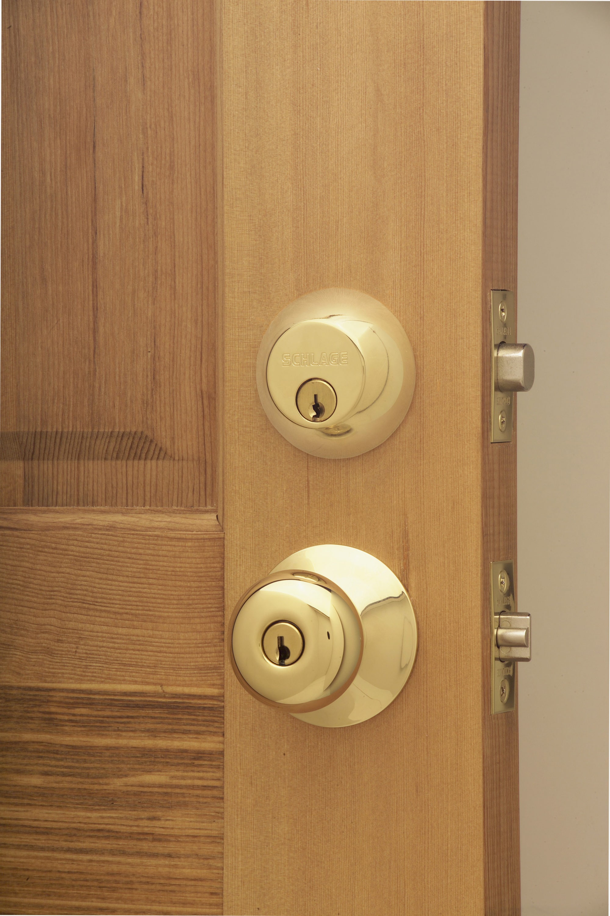 Schlage Plymouth Bright Brass Exterior Keyed Entry Door Knob Combo Pack in  the Door Knobs department at