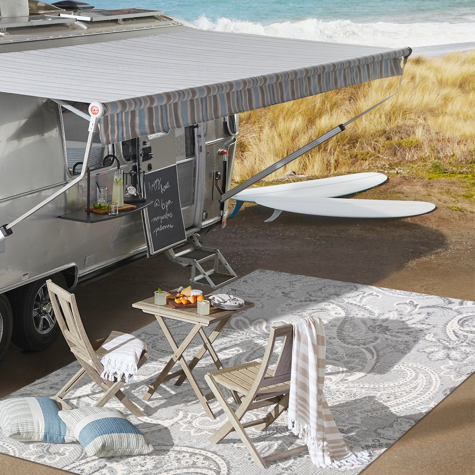 Light Gray and Ivory Paisley High-Low 5' x 8' Indoor/Outdoor Rug