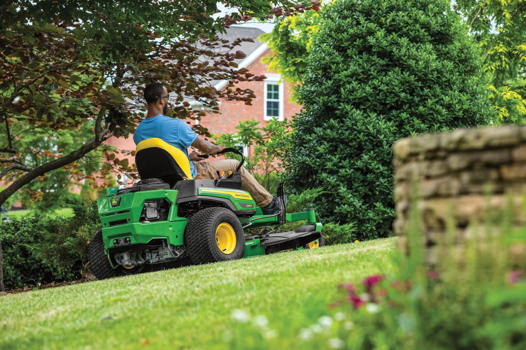 John Deere Z330m Ztrak 48 In 23 Hp V Twin Gas Zero Turn Riding Lawn Mower In The Zero Turn 2703