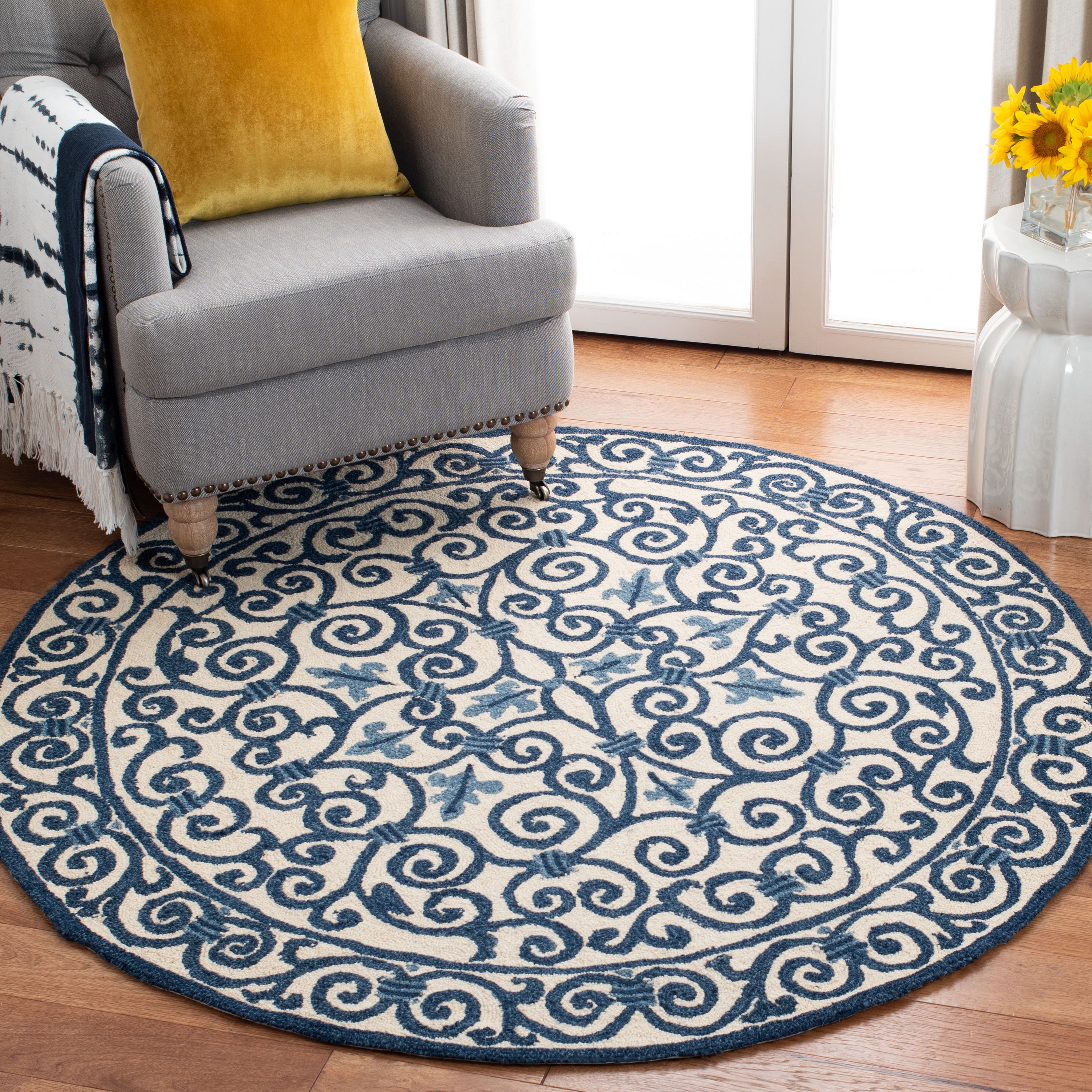 Safavieh HK11I-4R Chelsea Iron Gate 4 x 4 (ft) Hooked Wool Ivory/Dark Blue Round Indoor Abstract Area rug