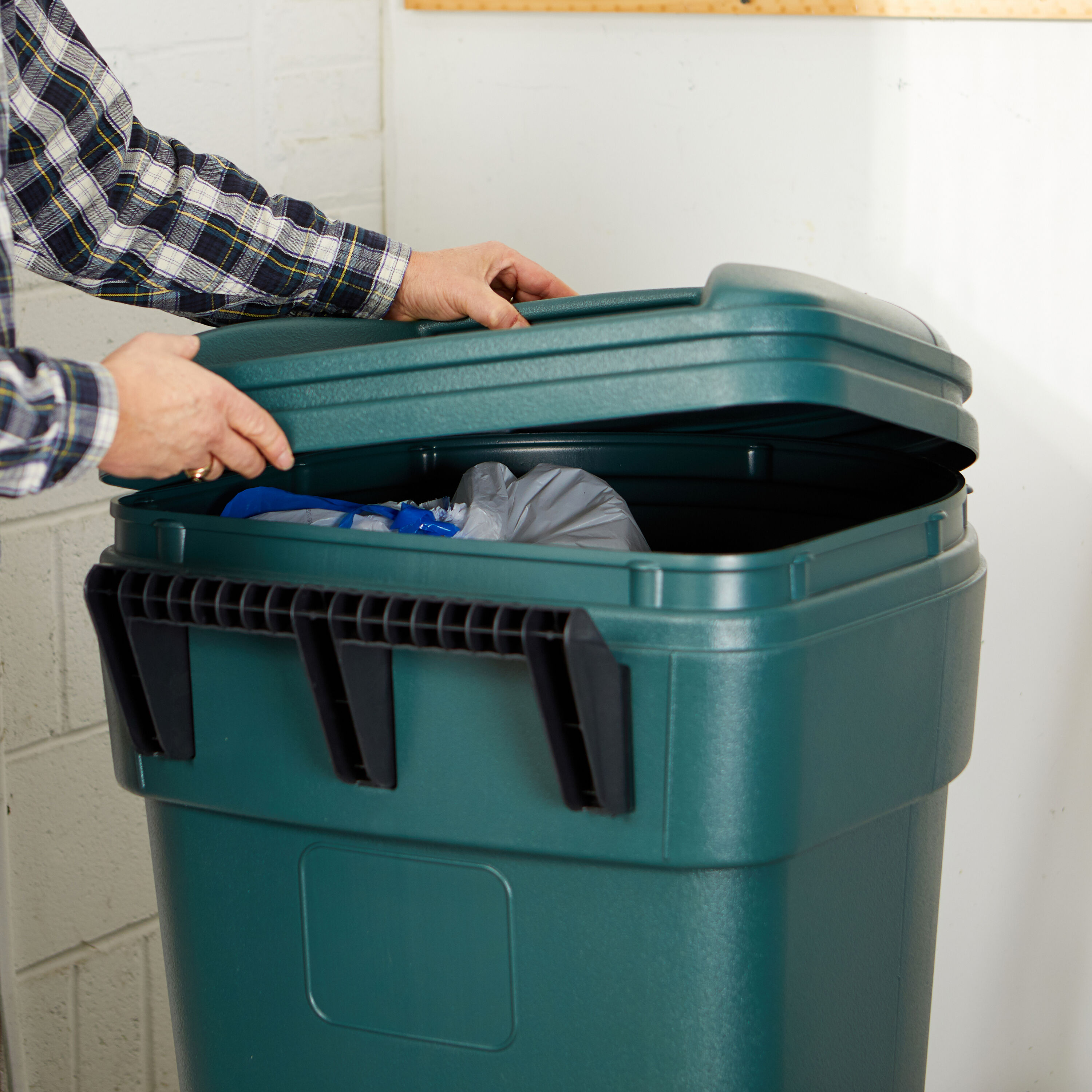 Project Source 50 gal. Wheeled Trashcan- Black at Lowes.com