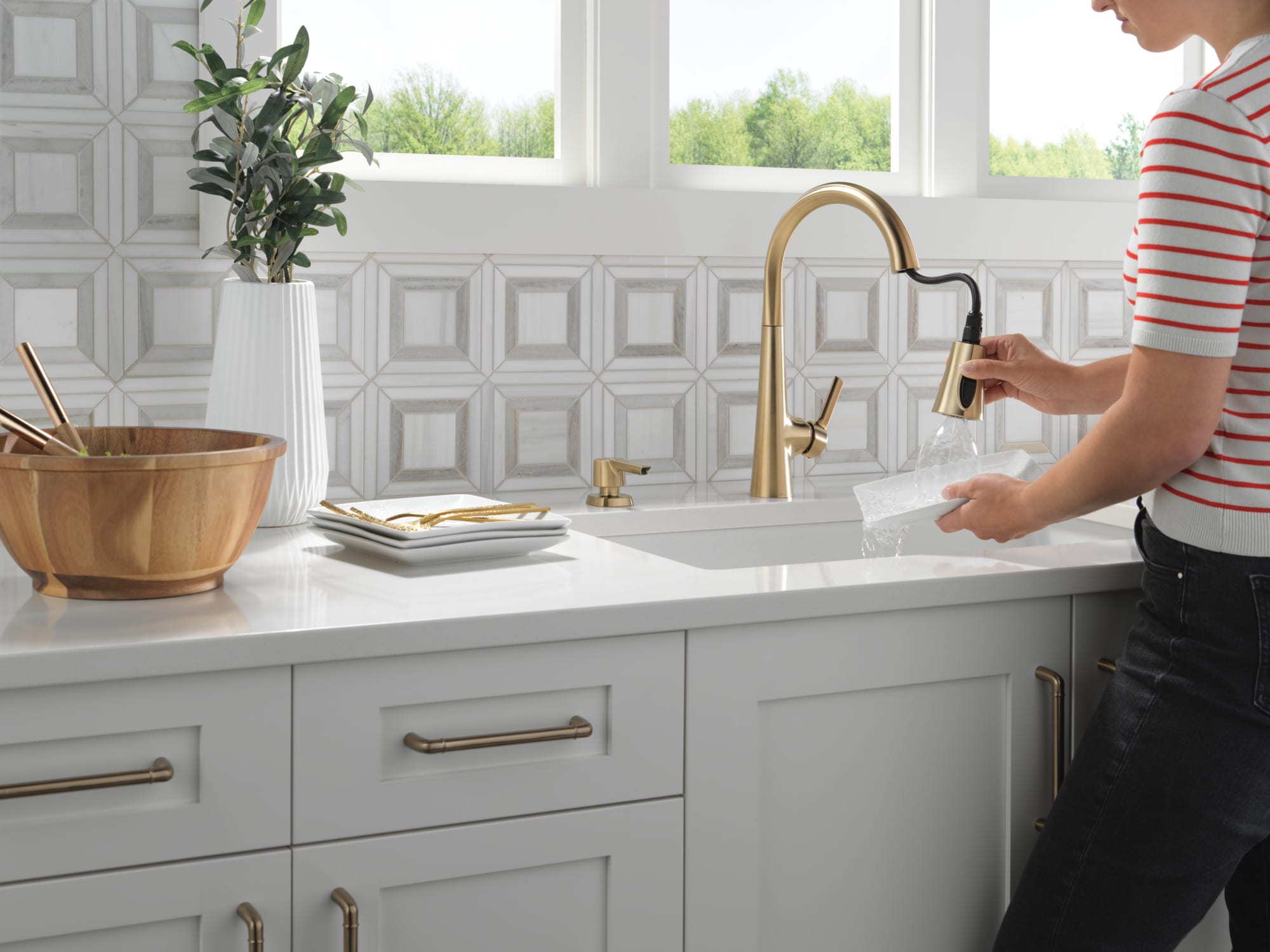 delta-clifton-champagne-single-handle-pull-down-kitchen-faucet-with