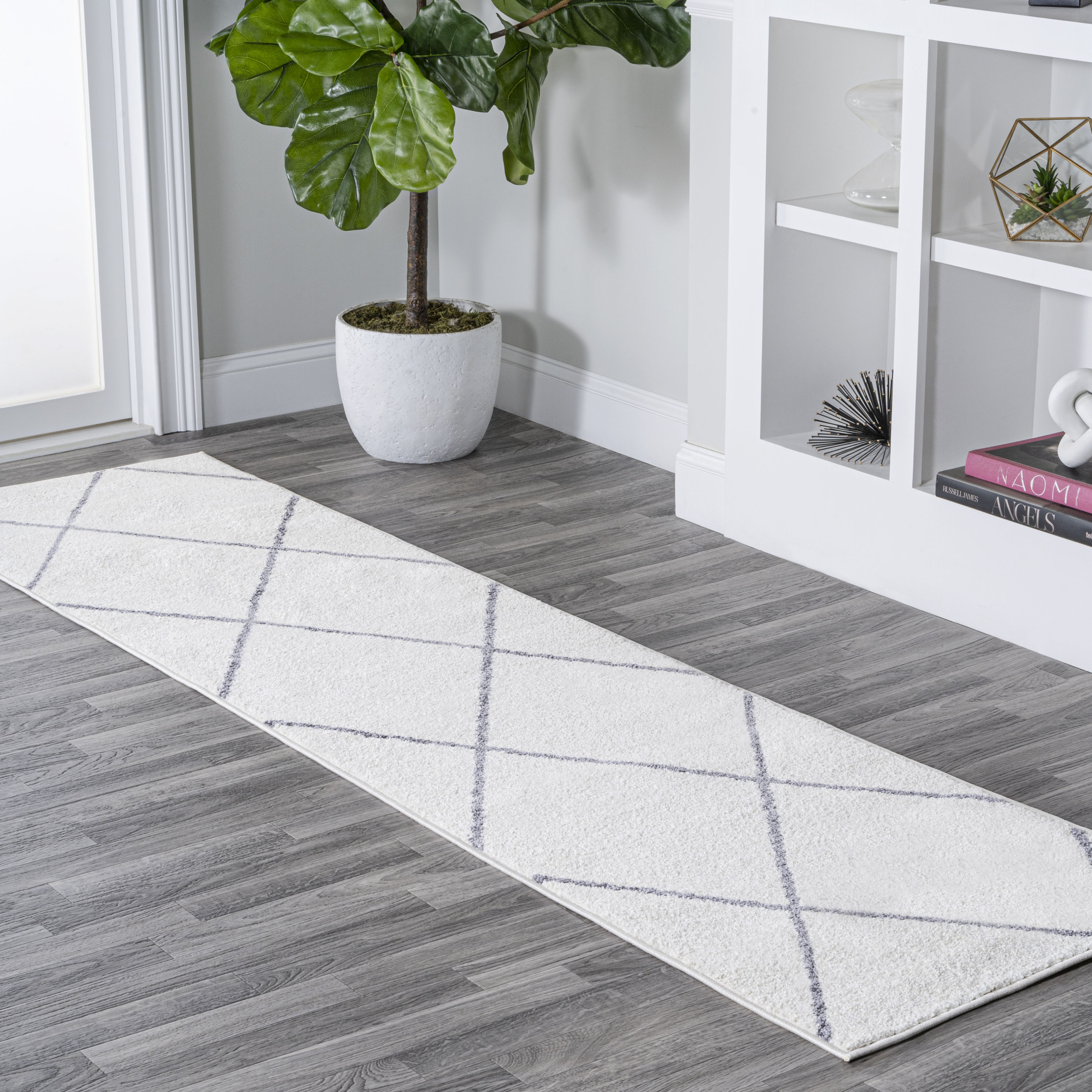 JONATHAN  Y SEU102K-28 SUPERSOFT Cole Minimalist Diamond 2 x 8 (ft) Loomed Polypropylene White/Gray Rectangular Indoor Geometric Bohemian/Eclectic Runner rug