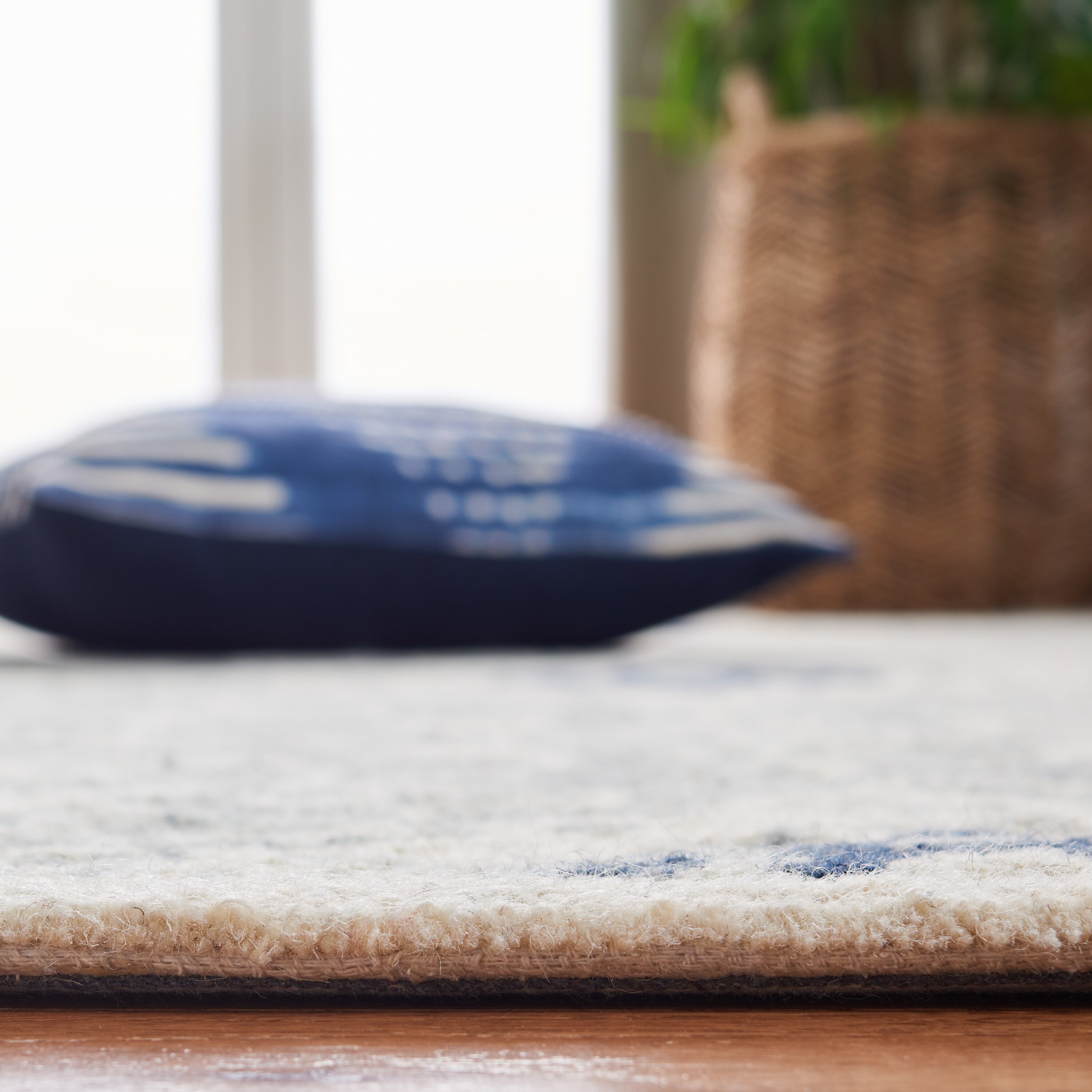 Ivory and Blue Hand-Tufted Wool Rectangular Area Rug, 5' x 8'
