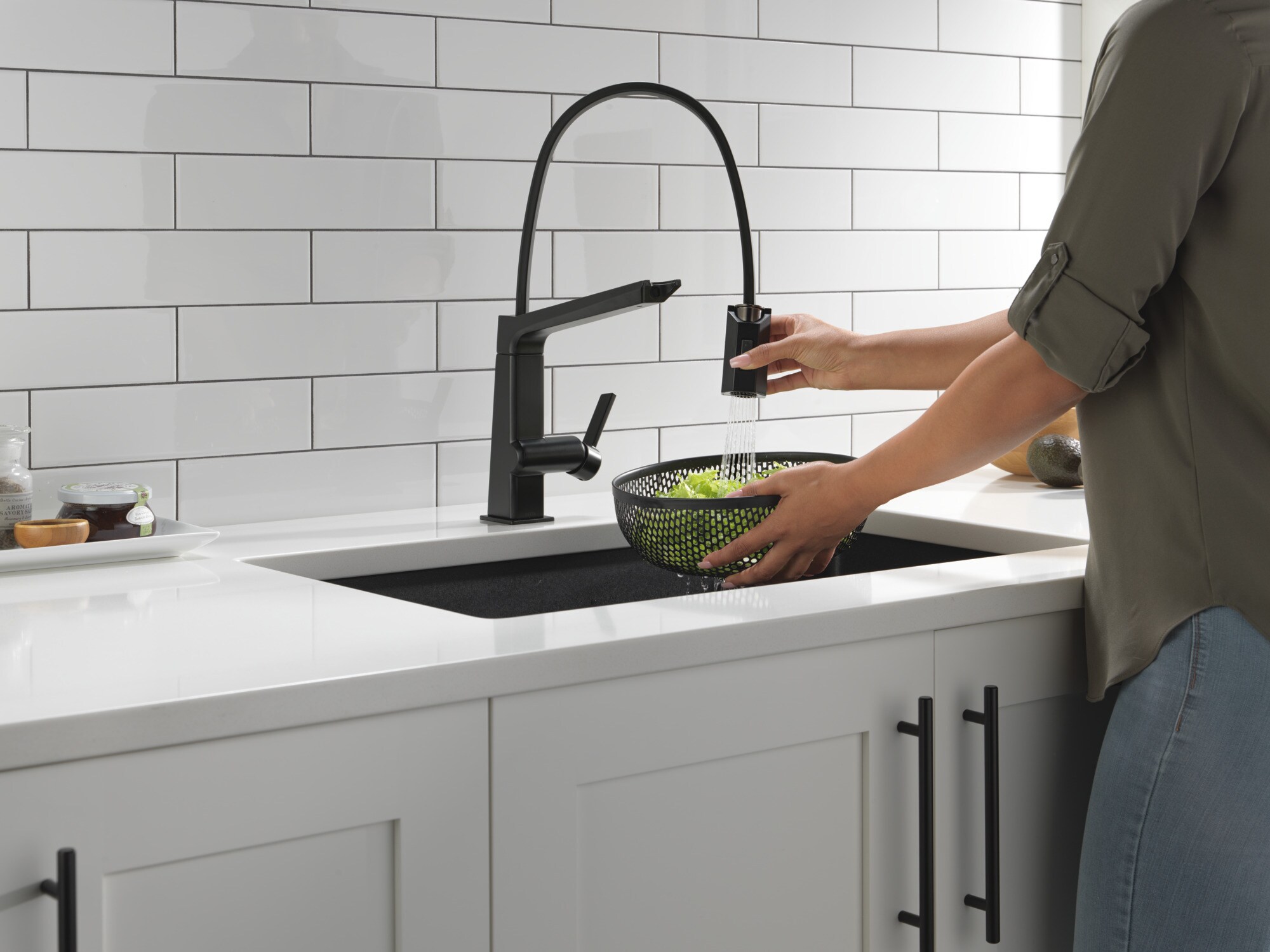 Delta Pivotal Matte Black Single Handle Pull-out Kitchen Faucet with ...