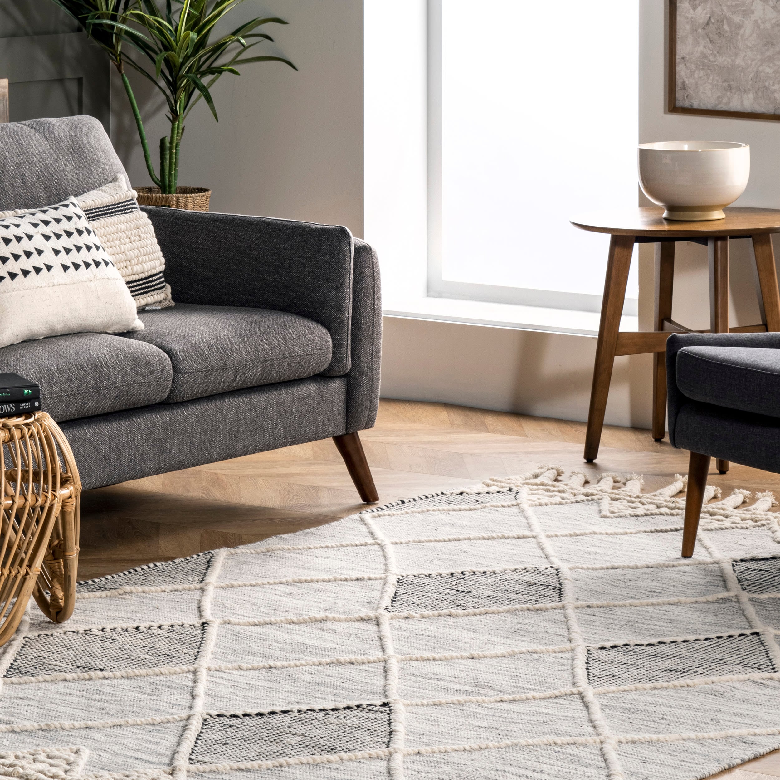 Handmade Ivory Wool 5'x8' Braided Tassel Area Rug
