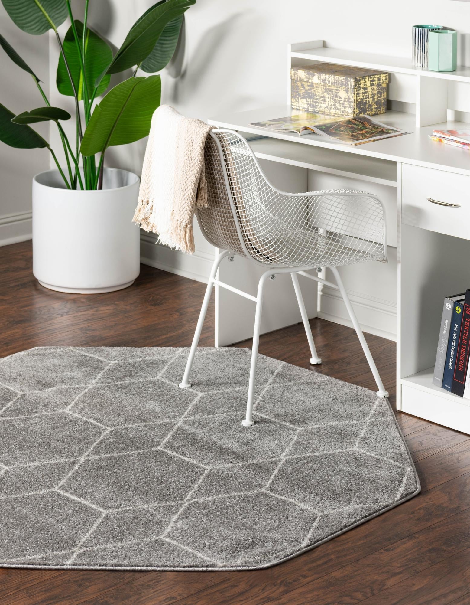 Unique Loom 3151524 Trellis Frieze 8 x 8 (ft) Loomed Polypropylene Light Gray Octagonal Indoor Trellis Area rug