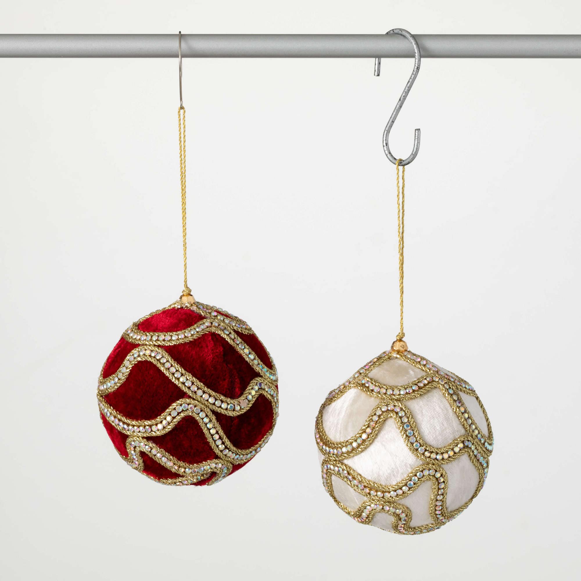 Sullivans OR10875 2 -Pack Multiple colors/finishes Ball Standard Indoor Ornament set Shatterproof