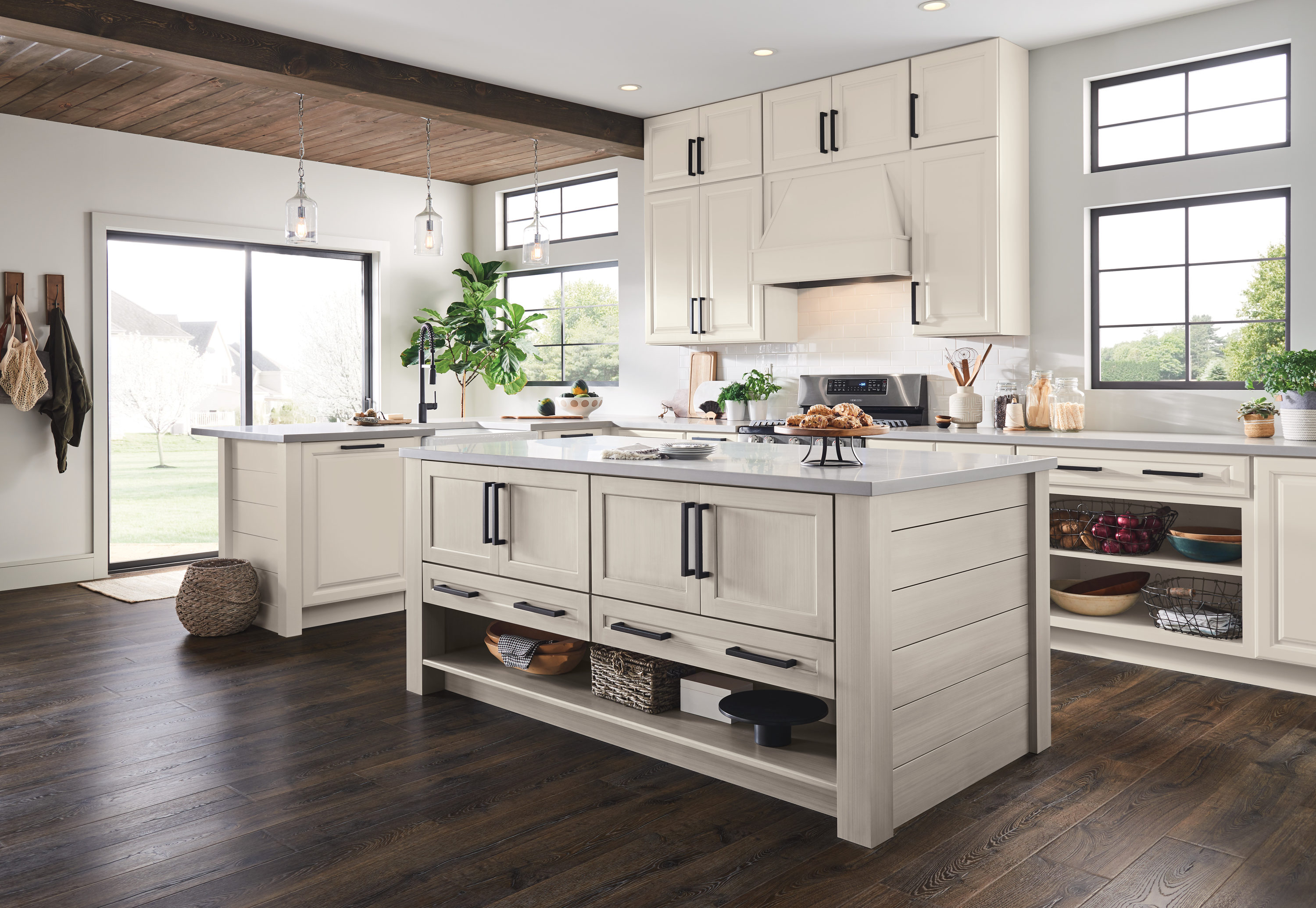 Vanilla kitchen cabinets – all time elegant and universal color choice