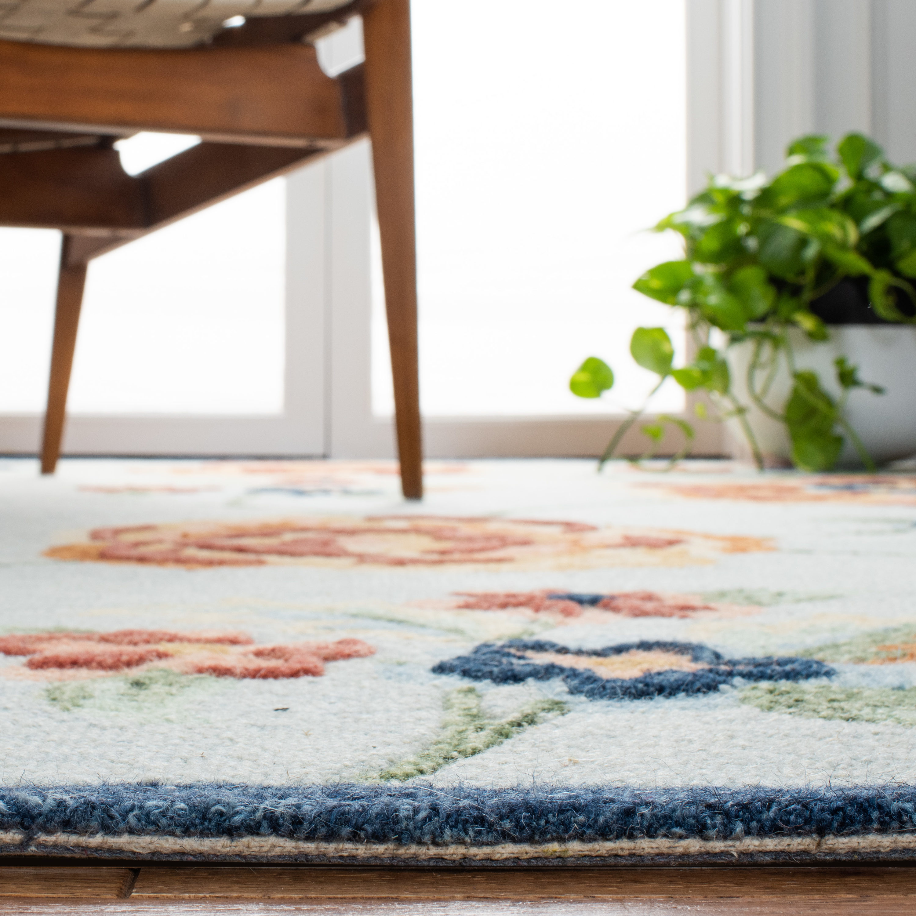 Handmade Blue Floral Wool 4' x 6' Area Rug