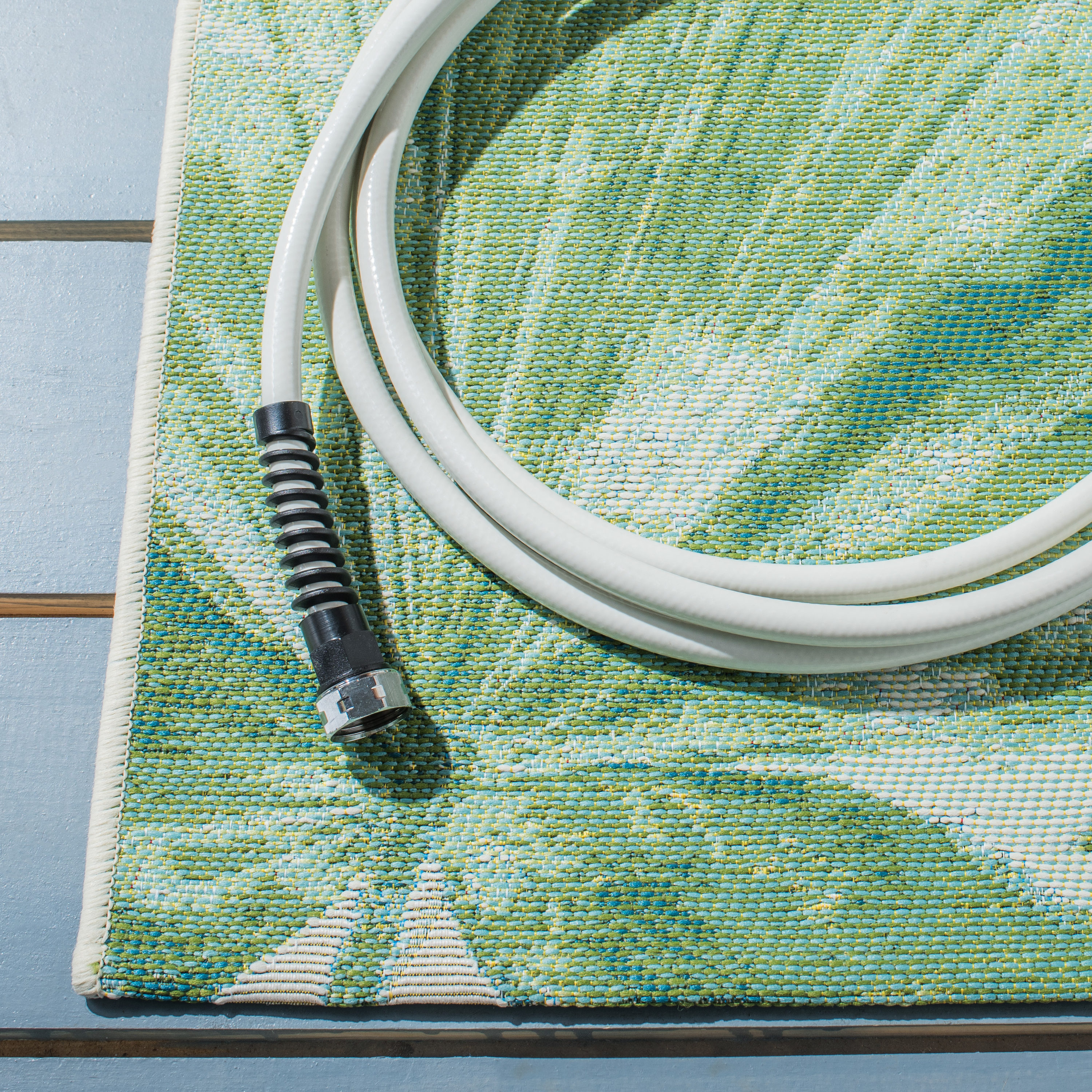 Tropical Bliss Green/Teal Synthetic 5' x 7' Outdoor Area Rug