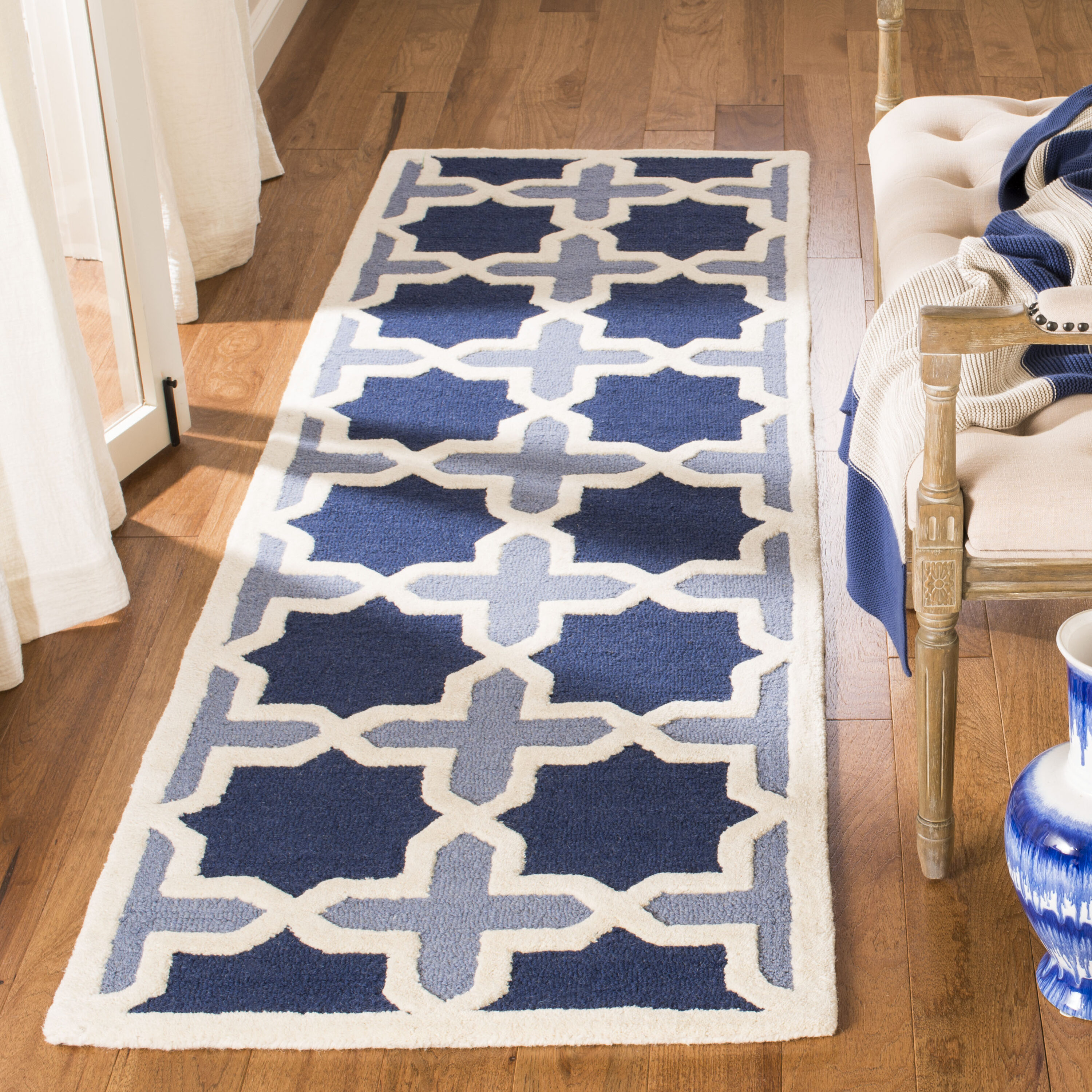 Elegant Hand-Tufted Wool Runner Rug in Blue/Ivory - 2'6" X 8'