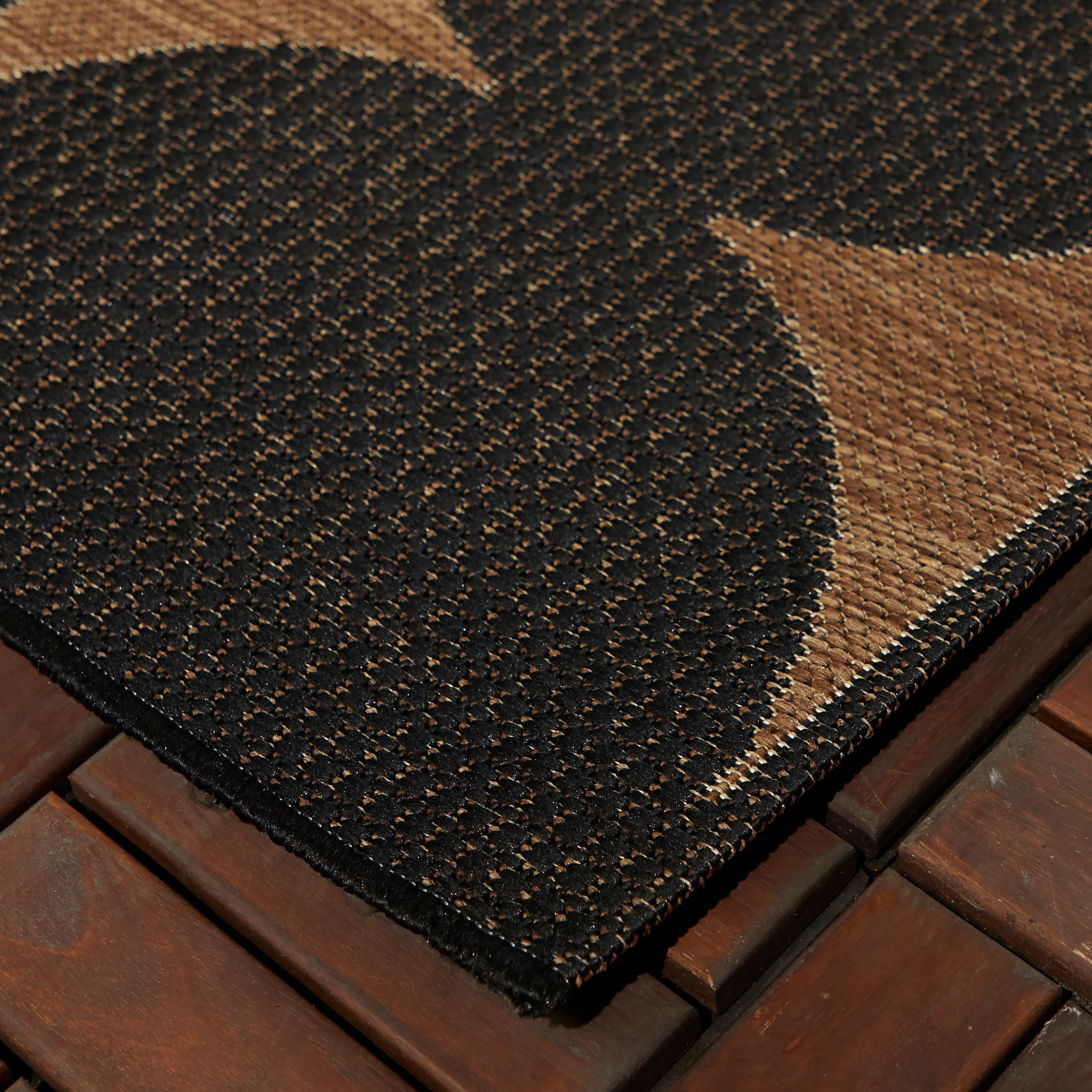 Nielsen Black and Tan Geometric Synthetic Indoor/Outdoor Rug 5' x 7'