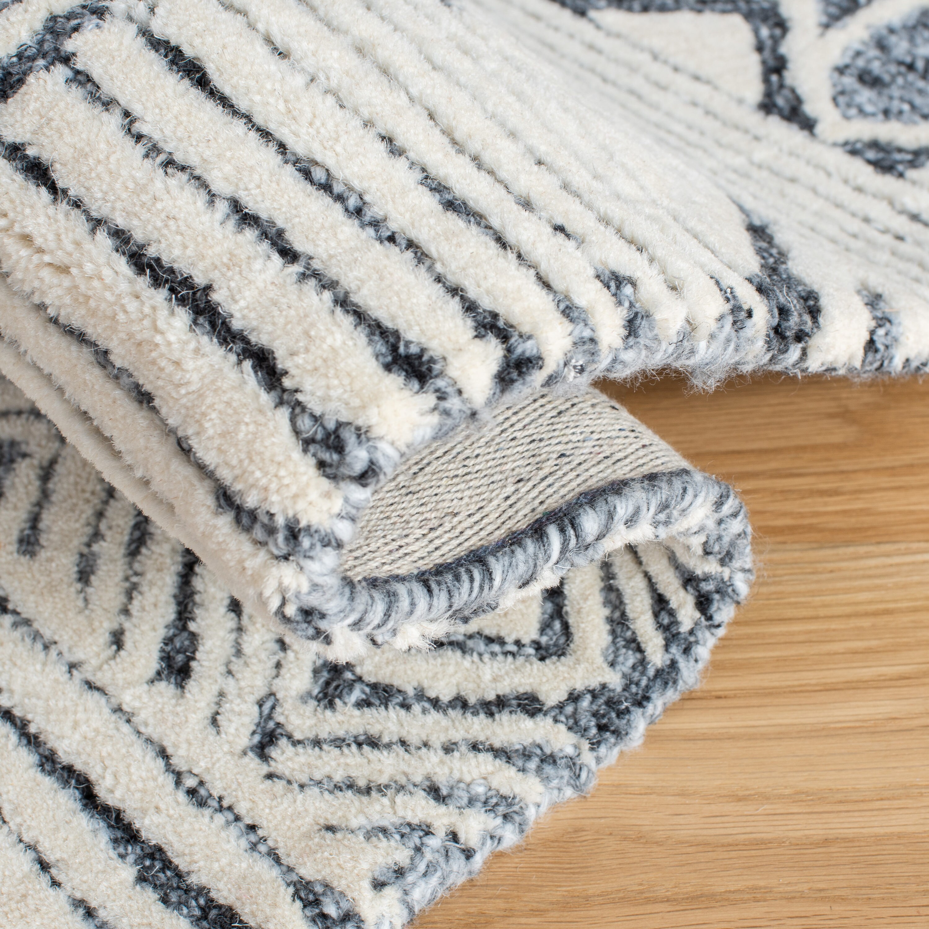 Hand-Tufted Americana Black Wool 4' x 6' Rectangular Rug
