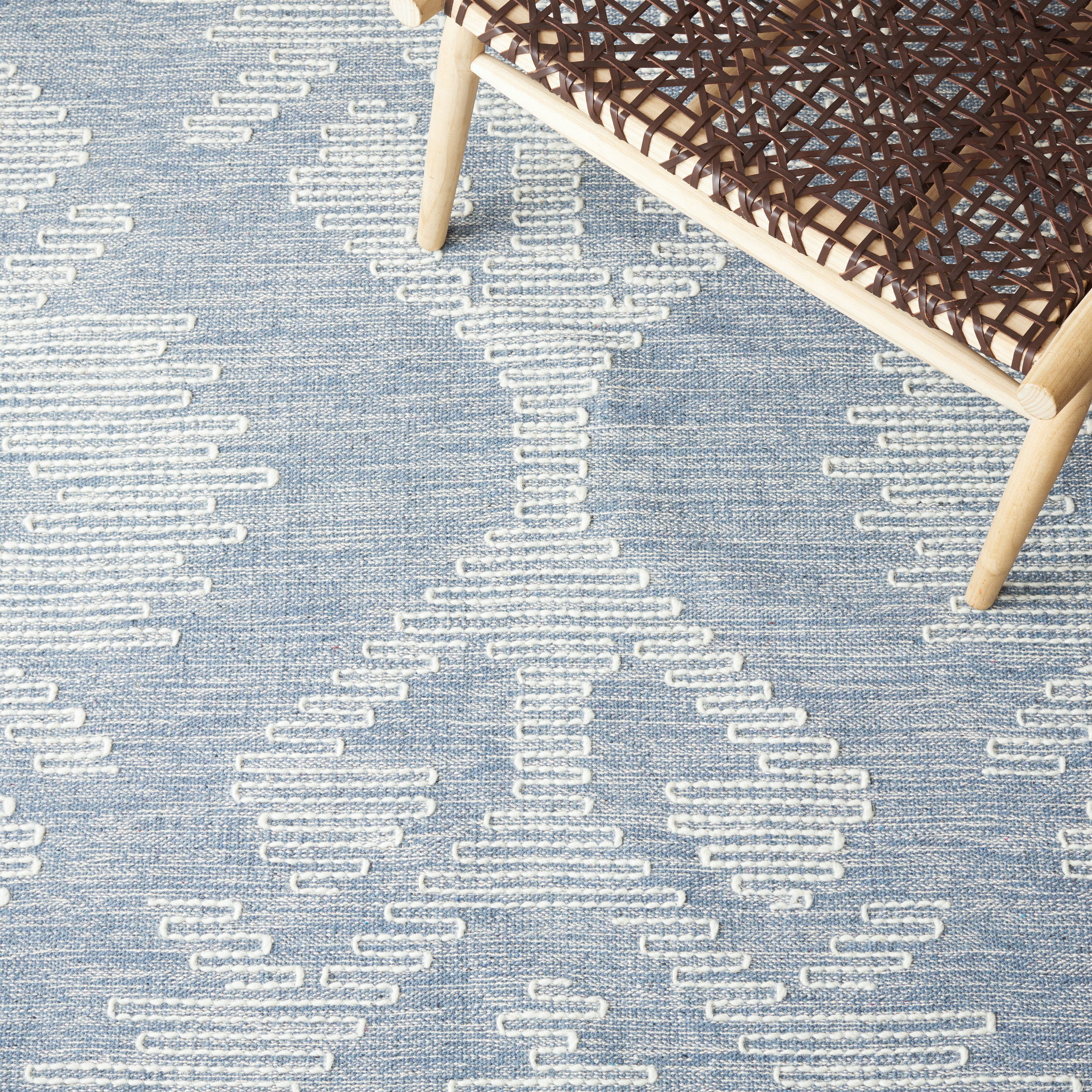 Blue and Ivory Round Handwoven Wool and Cotton Rug, 6' x 6'