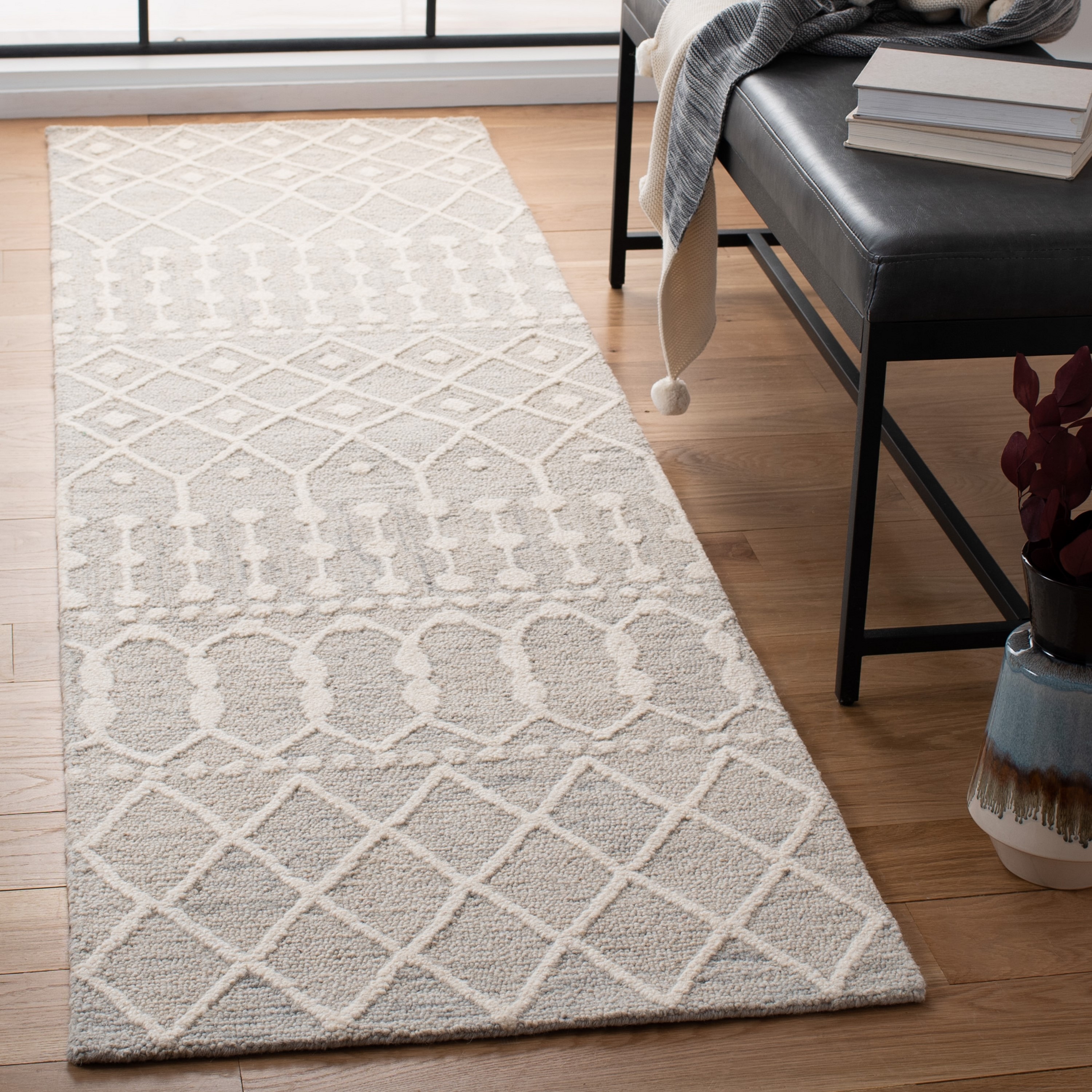 Safavieh BLM115G-28 Blossom Samantha 2 x 8 (ft) Tufted Wool Silver/Ivory Rectangular Indoor Abstract Runner rug