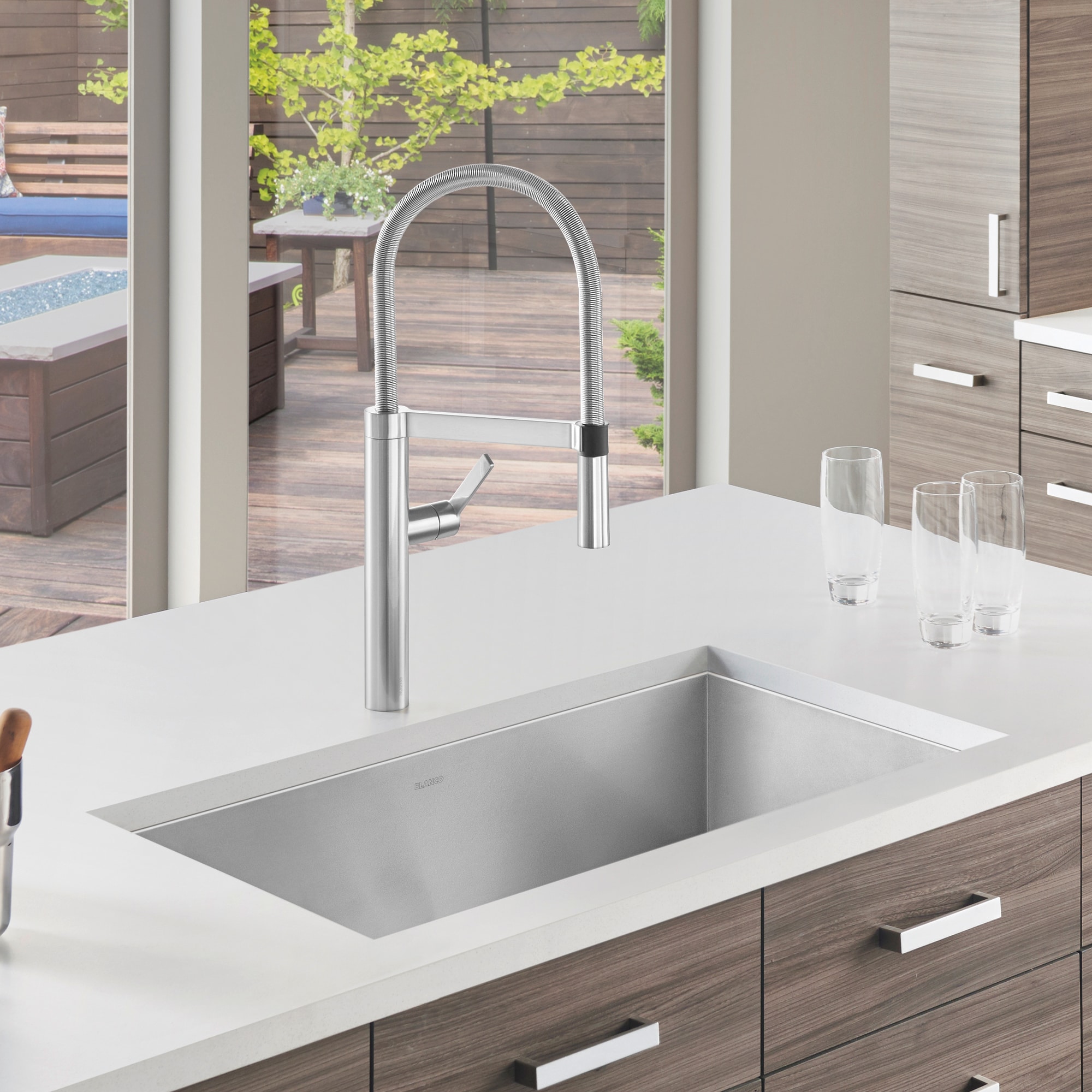 Quatrus 32" Single Bowl Stainless Steel Undermount Kitchen Sink