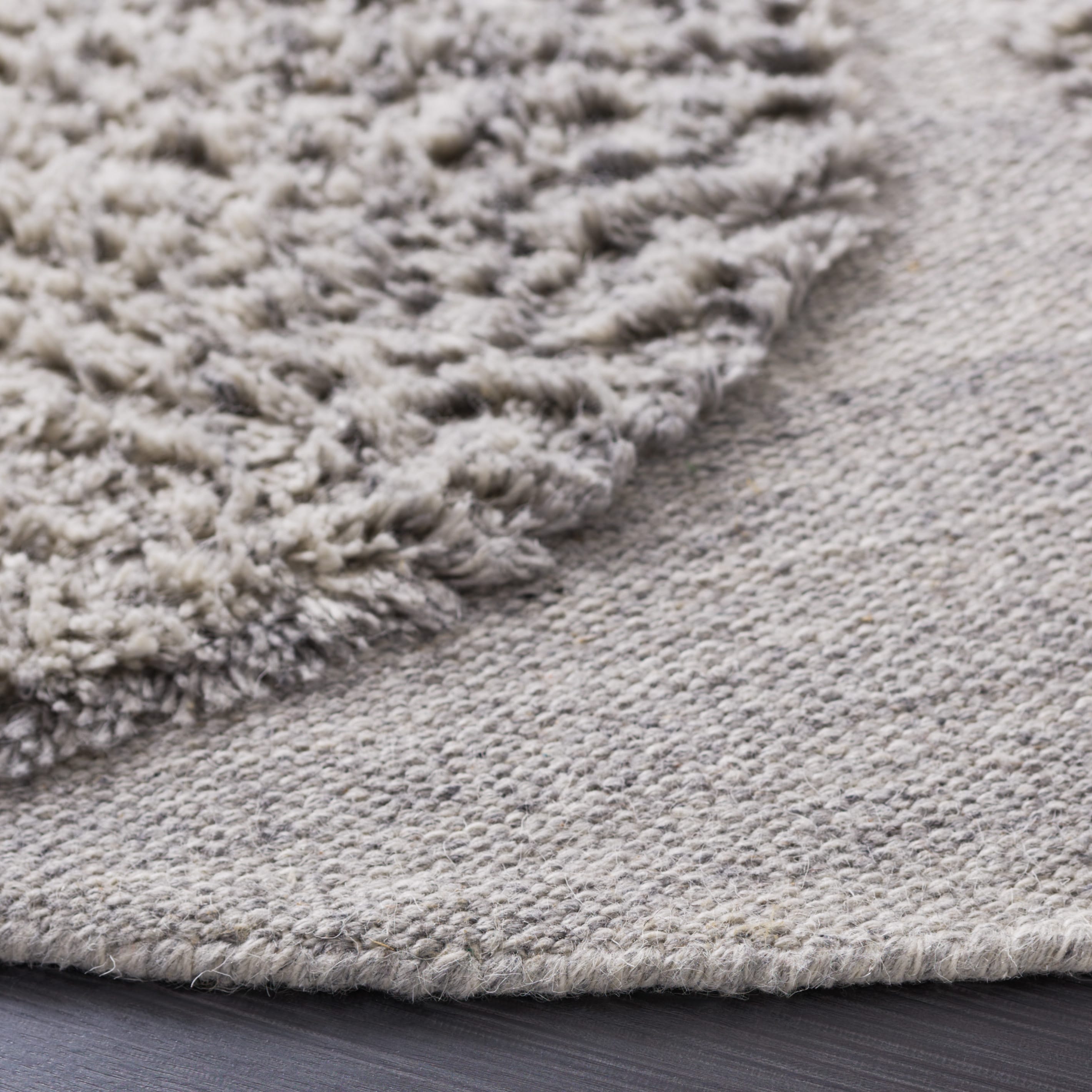 Safavieh MAN550F-6R rugs - View #3
