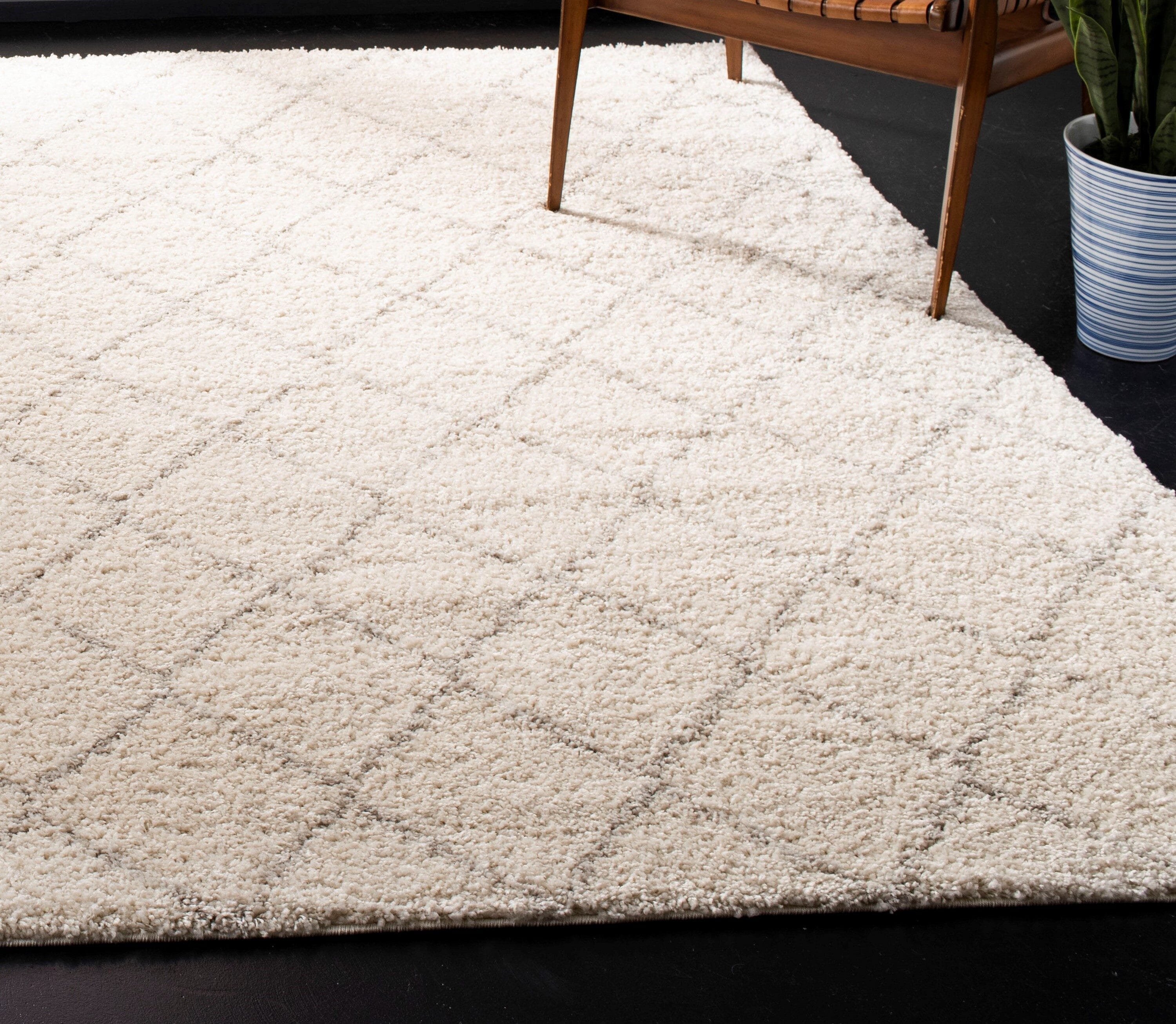 Ivory Geometric Shag Rectangular Synthetic Rug, 2'3" x 4'
