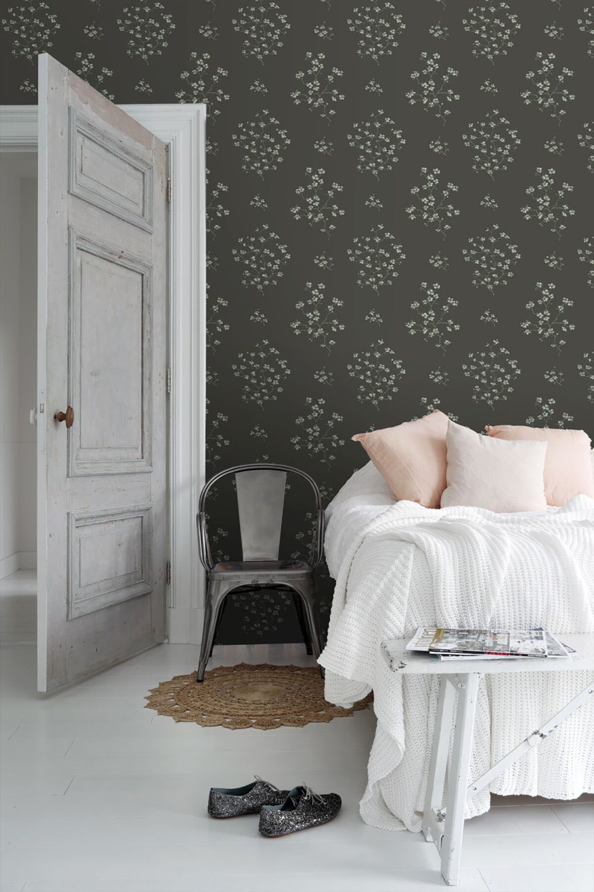ESTA Home 56.4-sq ft Black Non-woven Floral Unpasted Wallpaper in the ...